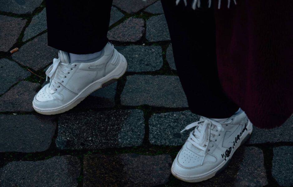 Dlaczego damskie sneakersy stały się tak popularne w ostatnich latach?
